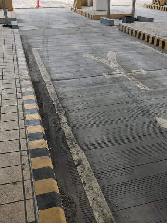 地上的車輪印還在