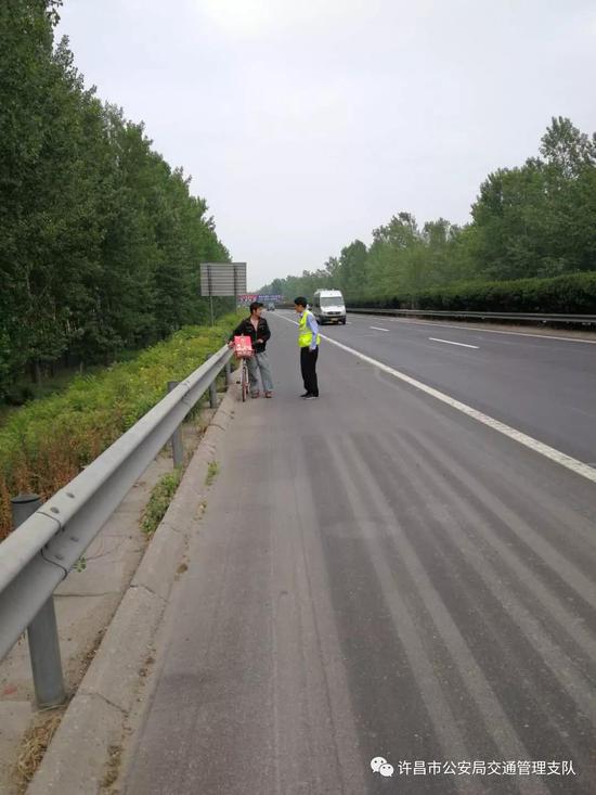 许昌男子骑共享单车上高速 高速交警将其带离