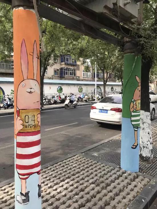 每根電線桿都有自己的主題