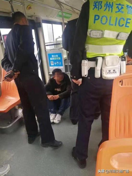 窃贼早班公交车上伸手行窃,2名交警上车亲自擒拿蟊贼
