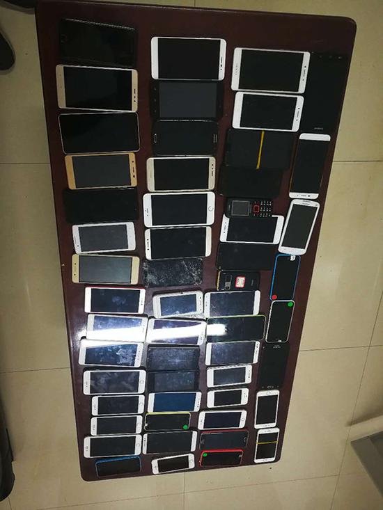 查扣的手機(jī)。