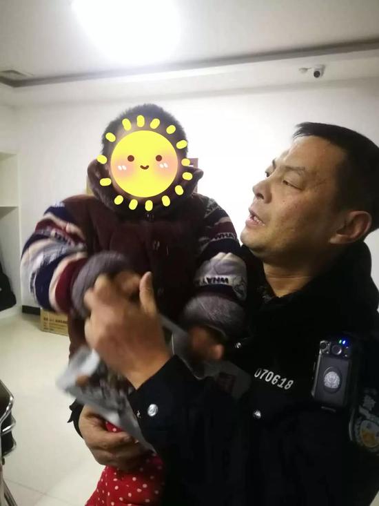 周口男童骑童车独闯天涯 俩民警开道护送回家