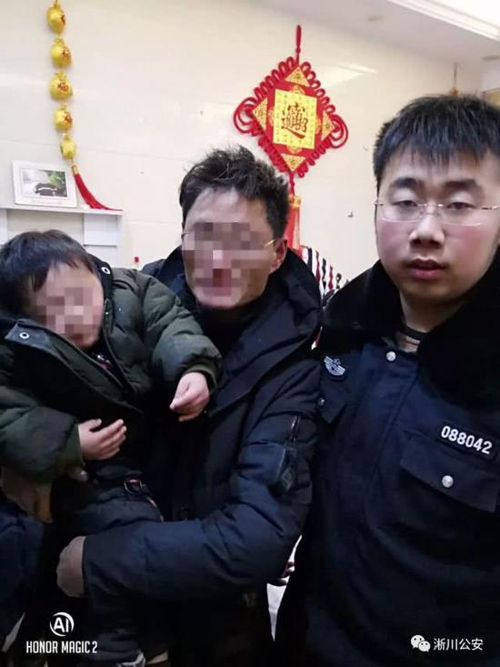 淅川:顽童睡衣柜 民警找寻忙