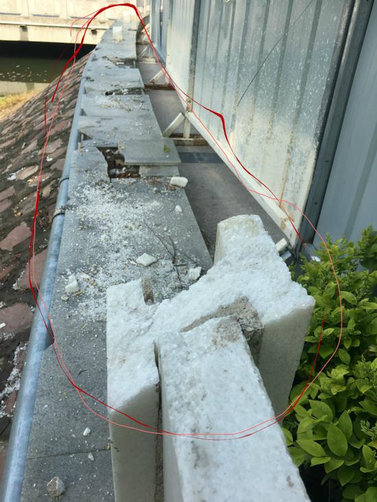 （被損毀的漢白玉防護(hù)欄斷茬非常新鮮、刺目）