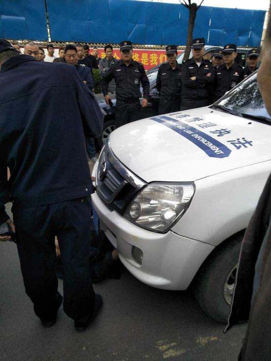 當(dāng)事人妻子:城管人員來收東西時發(fā)生沖突