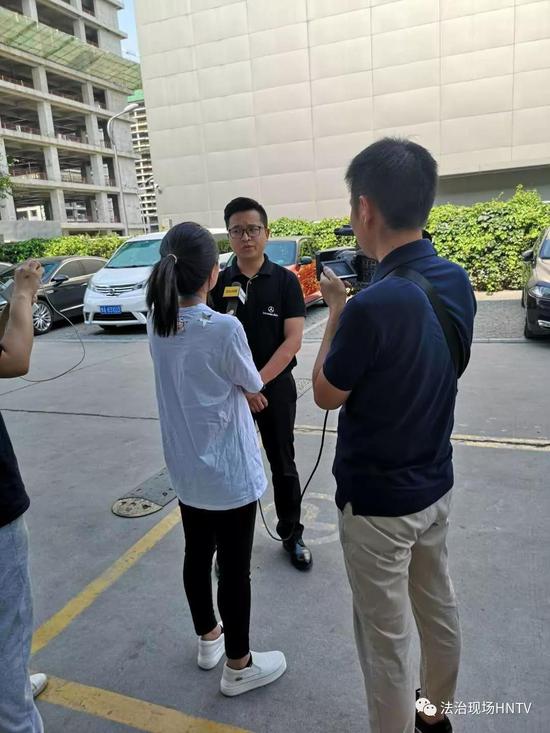 尽管记者针对车辆轮毂问题和被殴打问题提问,这名工作人员始终在“打太极”。