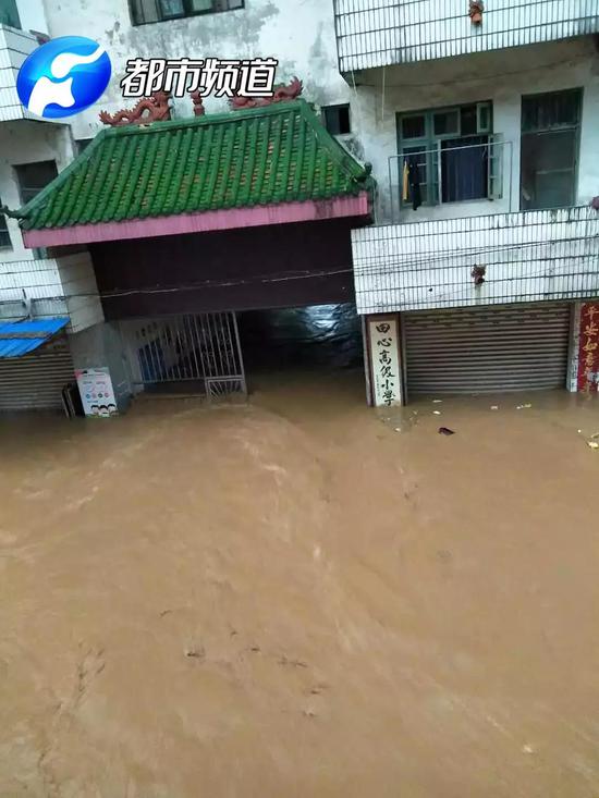 居民家电也被洪水冲了出来