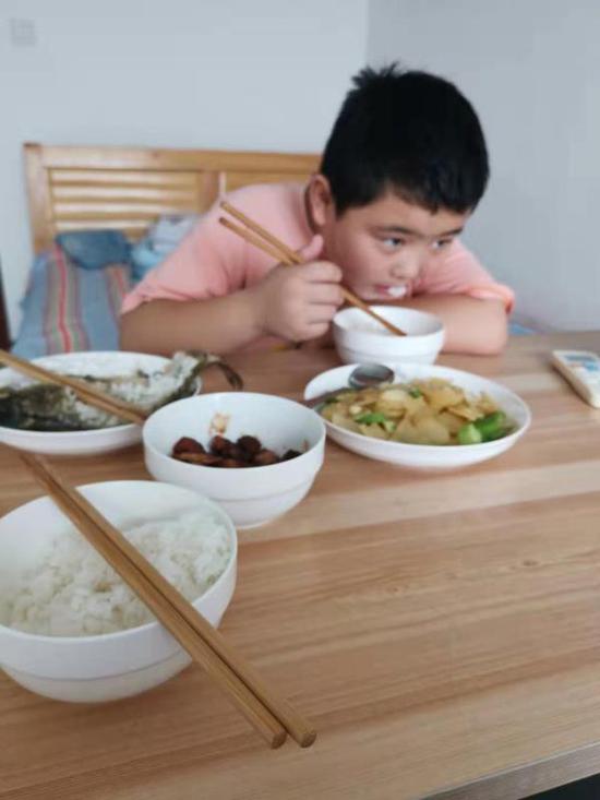 正吃午飯的路子寬，術后他的飯量小了不少。澎湃新聞記者 戴越 圖