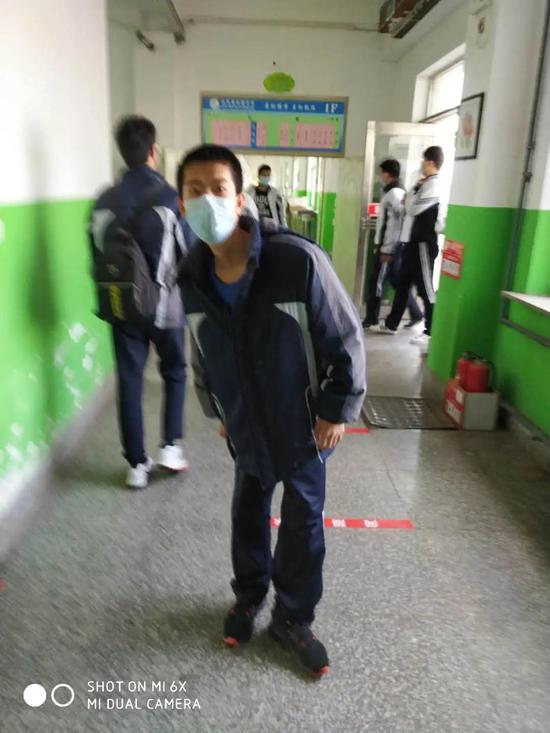 ▲王唯佳在学校里的照片。受访者供图