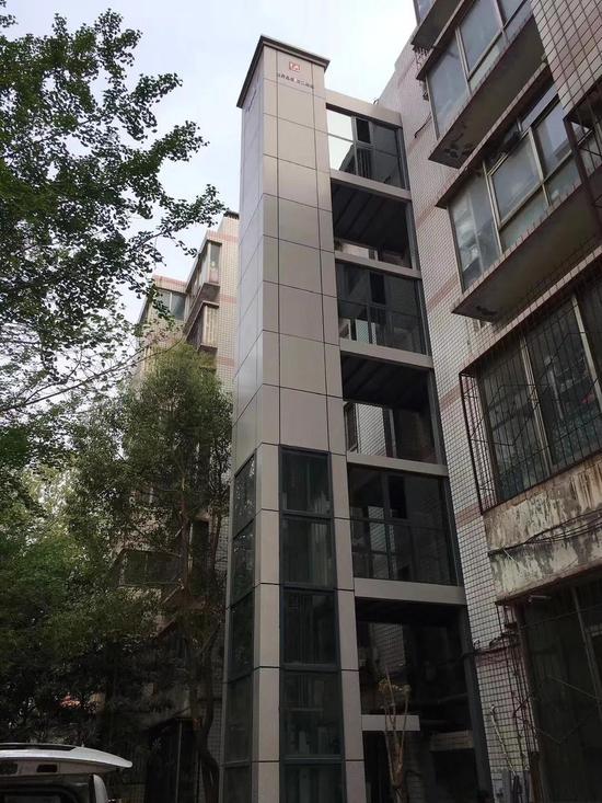  市區內老樓加裝的電梯