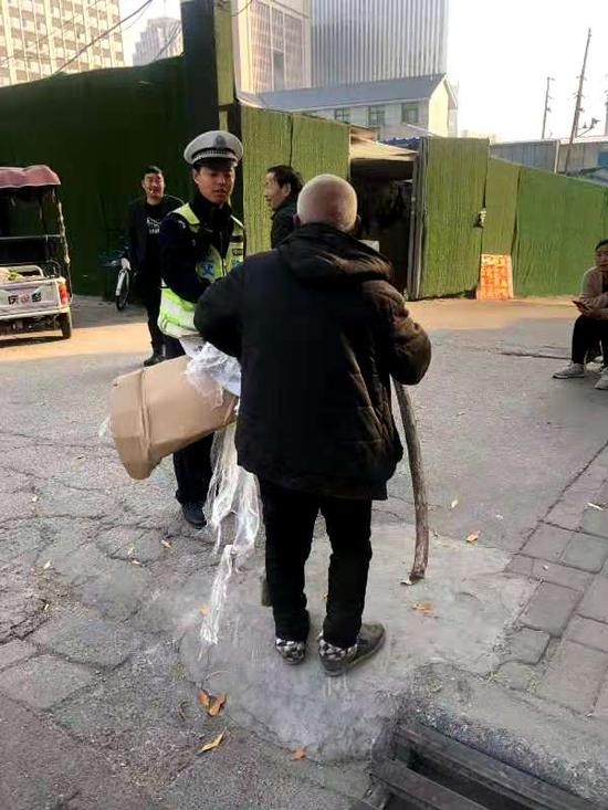 河南交通广播|郑州拾荒老人高架徒步逆行 暖心交警送其回家