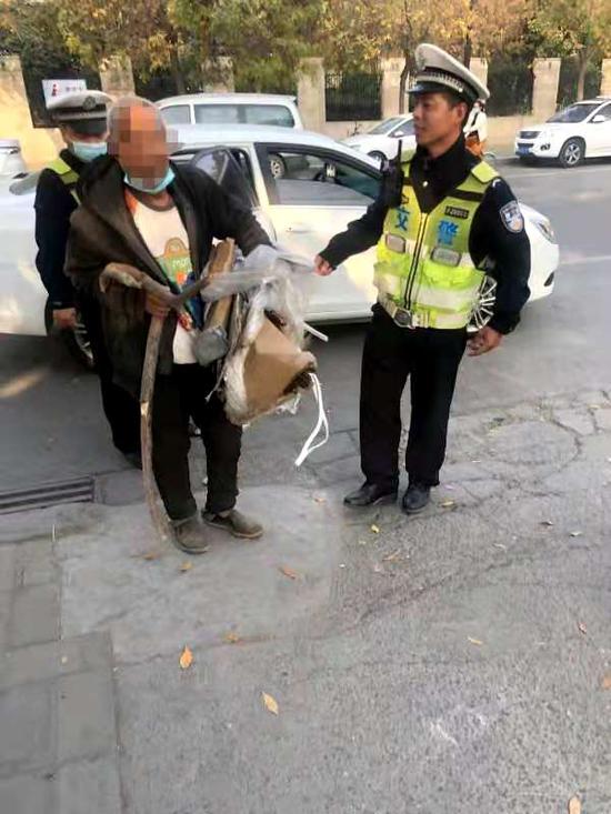 河南交通广播|郑州拾荒老人高架徒步逆行 暖心交警送其回家