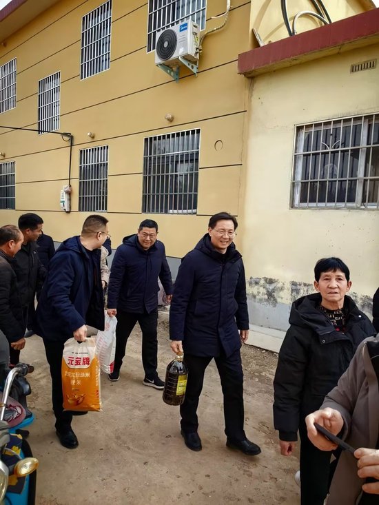 图1 河南警察学院副院长王胜利慰问前关村困难群众