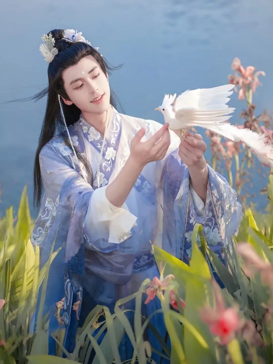 白翊饰杏花花神