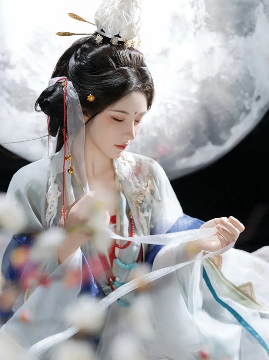 乔一饰梅花花神