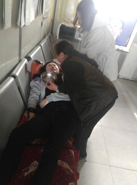 女生晕倒在郑州公交车上 车长把她背到调度室