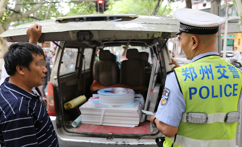 郑州街头小客车当临时仓库 简直就是“定时炸弹”