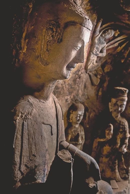 右图：第四窟中心塔柱上层佛龛主尊。 张耀宗 摄