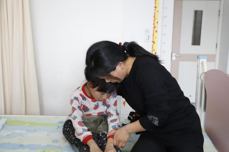 圖為累得不行的怡然只能坐著睡覺