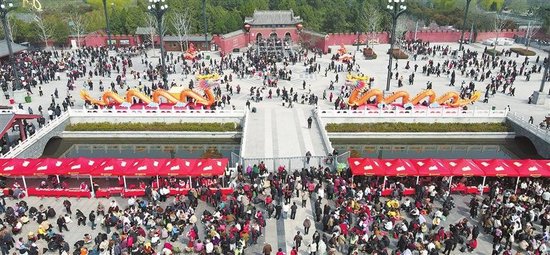 3月20日，农历二月初二，流传千年之久的太昊陵庙会盛大开幕，庙会现场火爆，人潮涌动。 本报全媒体记者 白周峰 摄