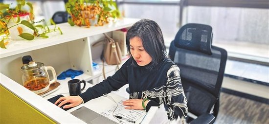 技术经理人池静静在对接技术成果项目。本报全媒体记者 尹江勇 摄