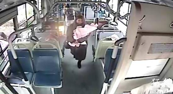 情人节郑州公交车上一美女勇敢示爱帅气车长被拒绝 情人节郑州公交车上一美女勇敢示爱帅气车长被拒绝