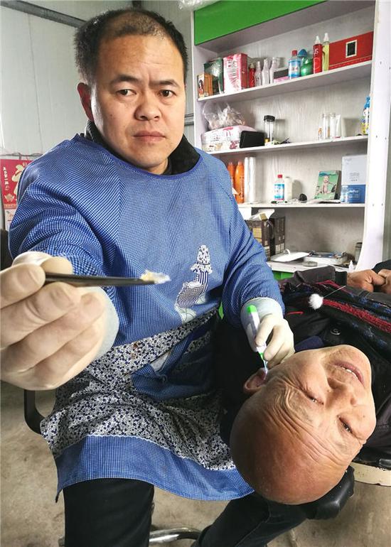 漯河老式理发店生意火爆 刮脸打眼演绎"刀尖传奇"
