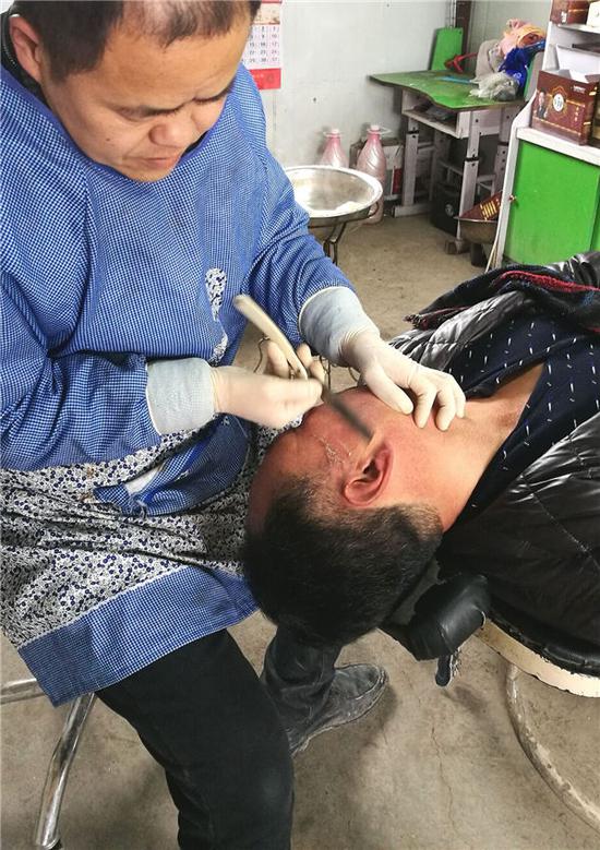 漯河老式理发店生意火爆 刮脸打眼演绎"刀尖传奇"