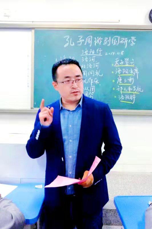 年级长张友军老师在进行洛阳研学的知识学习和安全培训