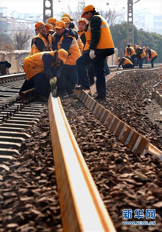 2月5日，中國鐵路鄭州局集團有限公司鄭州橋工段的職工在進行移軌作業。