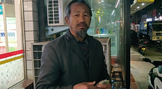 53岁哑巴老人在郑流浪两个月,疑似家人吵架离家出走