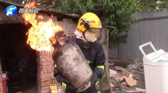 随后消防员用湿毛巾盖住总阀门