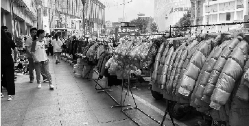 火車站商圈服裝店倉庫被淹，商戶大甩賣