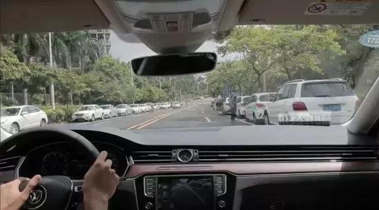 3旁边有并行车辆时,错开距离