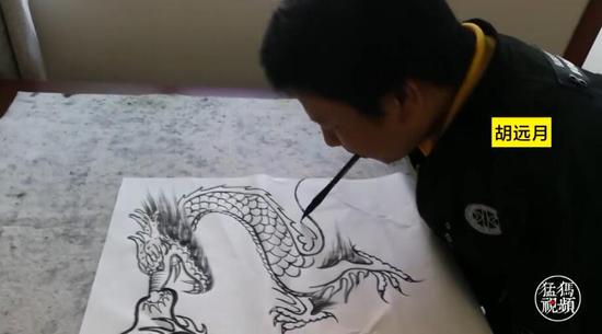 虽失去双臂和左腿 却嘴含画笔作画屡次获奖 虽失去双臂和左腿 却嘴含画笔作画屡次获奖