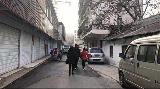 获知女儿的遭遇后,李艾玲一家一直在为此事奔走,想为女儿讨回公道。