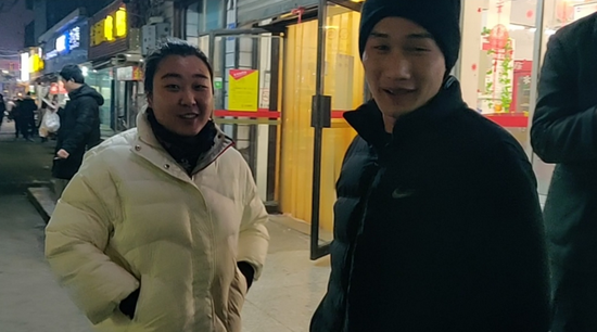 年轻夫妻连续送饭一周,小伙想要买票亲自送他回家