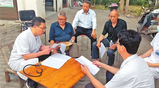 杜思远家庭医生团队在南阳市宛城区汉冢村开展签约服务。受访者供图
