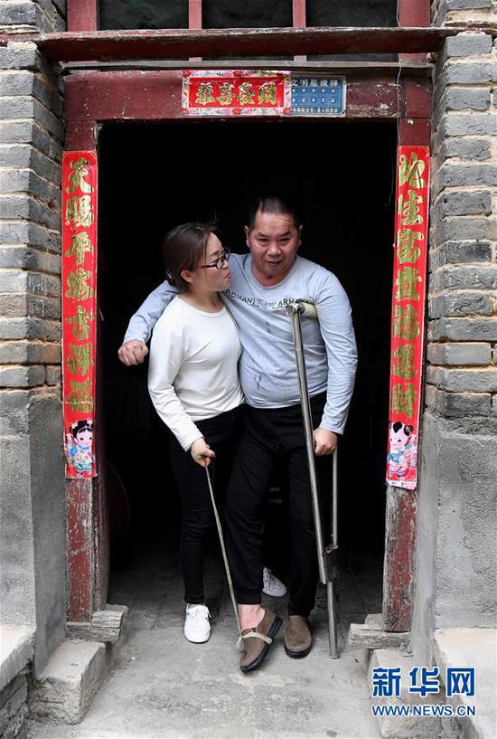 5月30日，韩红晓帮助丈夫贾洪涛行走锻炼。 新华社记者 李安 摄