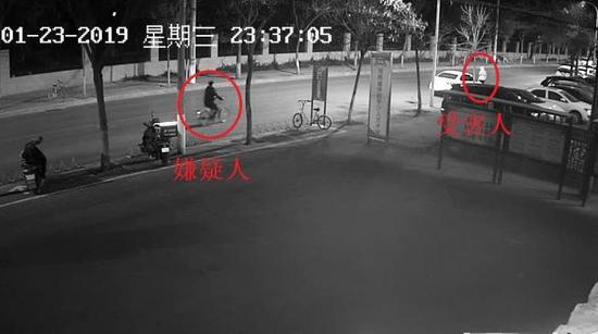 郑州一美女深夜玩自拍 男子骑