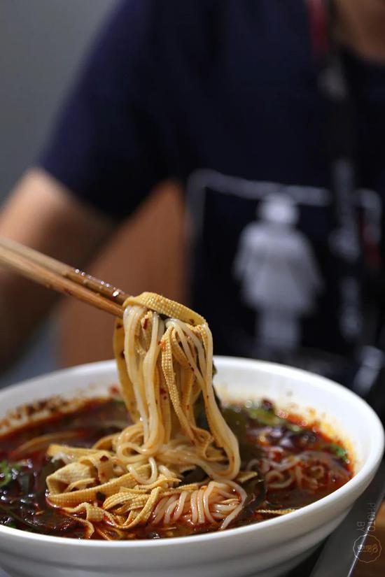 夜幕降临，花园路上的女孩们闪亮而又耀眼，