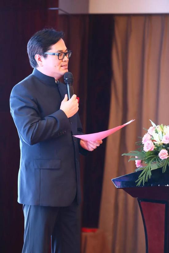 新豫商领袖学院院长张瞭原,在新豫商领袖学院后EMBA的V5班毕业典礼上作《坚守使命与梦想》主题致辞