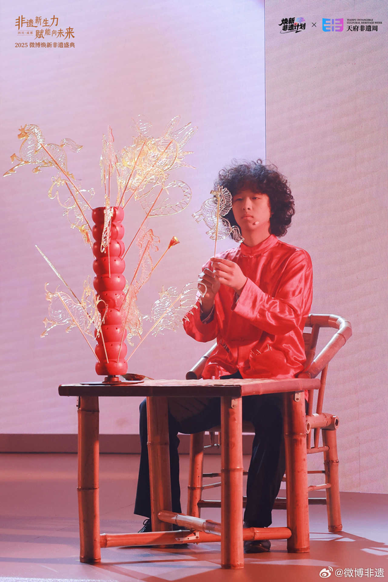 @郑州非遗糖画王岐洋现场作画