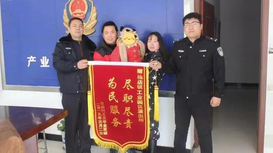 周口男童骑童车独闯天涯 俩民警开道护送回家