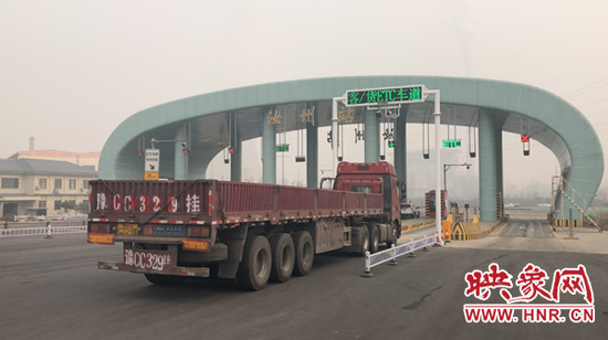 河南首条货车ETC道建成试运行  仅需20-25秒通行效率提高了约5倍