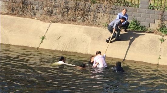 口小伙医院门前意外落水 幸遇几名热心医生搭