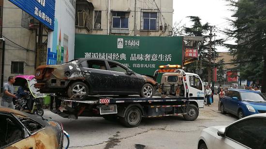 隨后,民警調來了拖車,將兩輛車拖走。