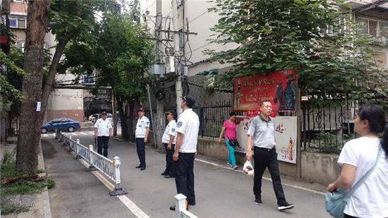 郑州六十年枯树树皮乱掉险伤人 市民呼吁排除隐患