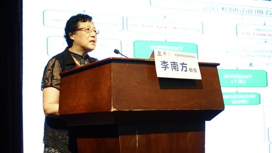 新疆自治区人民医院副院长李南方 在现场为大家解读了美国最新高血压防治指南