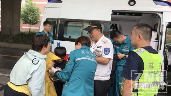 很快,120急救医护人员赶到,大家把磕伤女子送上急救车,至电力医院治疗。
